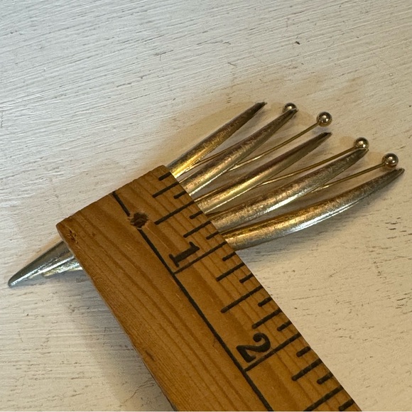 Vintage Brushed Gold Tone Fanned Leaf Brooch & Clip On Earrings Costume Set - Picture 12 of 14